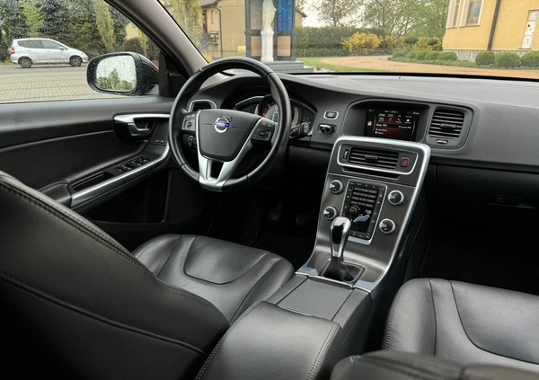 Volvo V60 cena 47900 przebieg: 199000, rok produkcji 2015 z Rzeszów małe 326